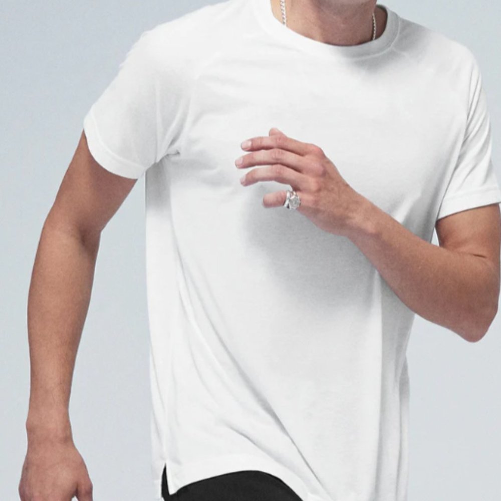 THE TRIUMPH CREW NECK TEE - Alo Yoga